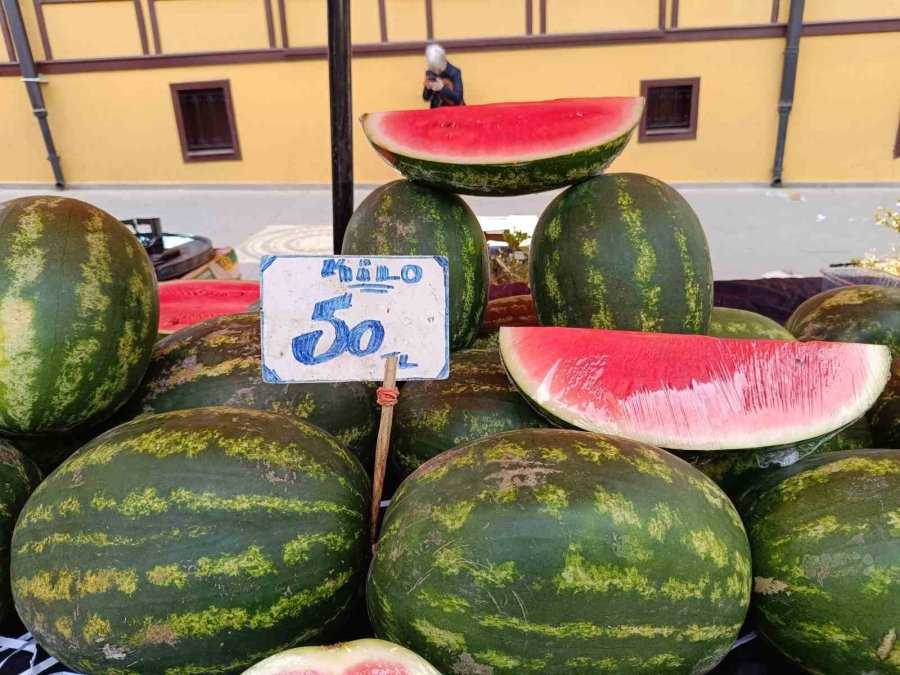 Karpuz Dilimlerle Pazar Tezgâhlarını Süslüyor
