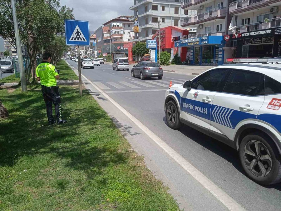 Yaya Geçidinde Hızla Çarptığı Yaşlı Adamı Metrelerce Savurdu
