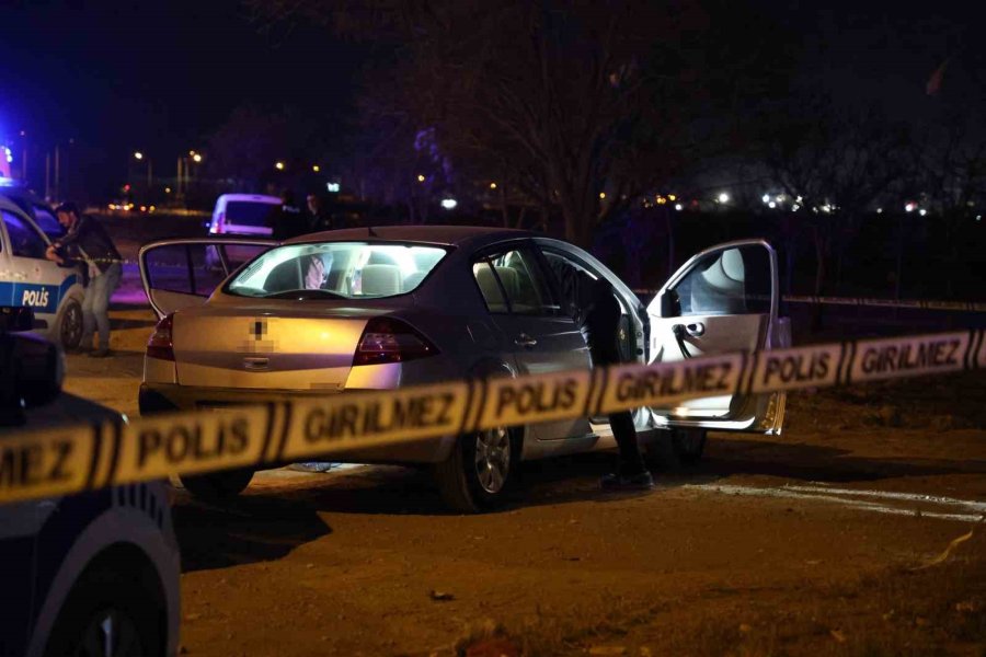 Araç İçerisinde Göğsünden Vurulmuş Halde Ölü Bulundu