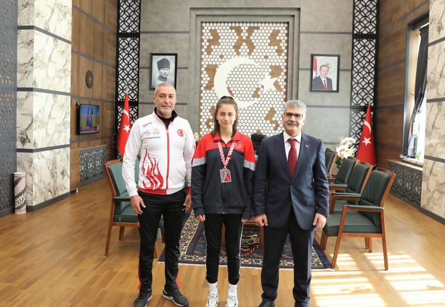 Vali Çelik Milli Boksörü Ödüllendirdi