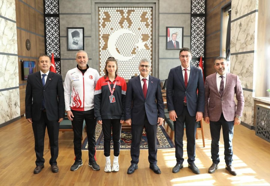 Vali Çelik Milli Boksörü Ödüllendirdi