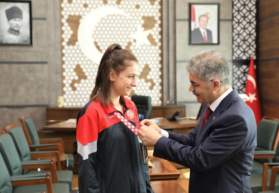 Vali Çelik Milli Boksörü Ödüllendirdi