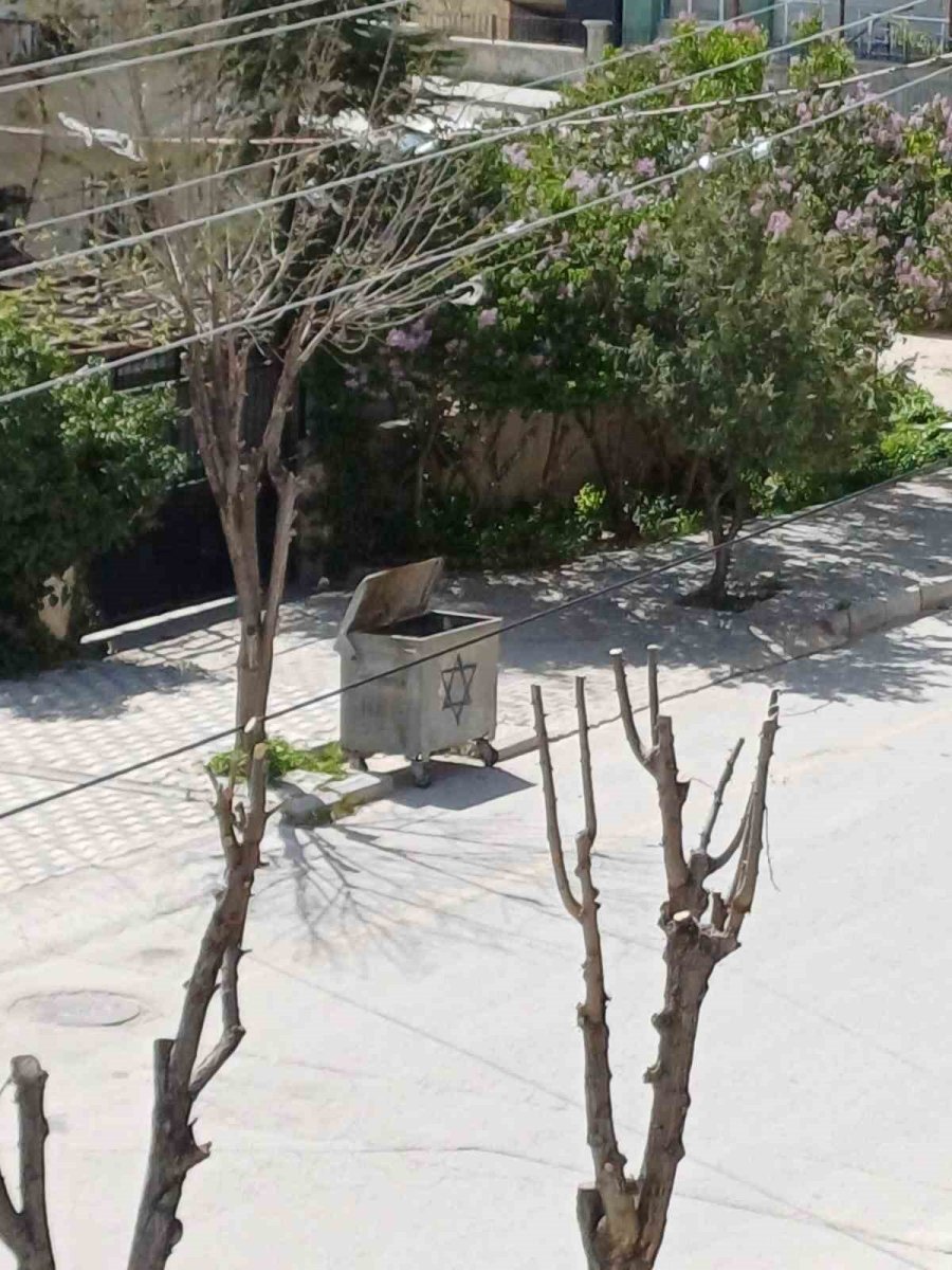 İsrail’i Çöp Konteynerine Çizdikleri Amblemle Protesto Ettiler