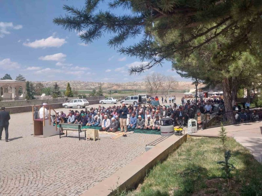 Yunus Emre’nin Kabri Başında Eller ‘yağmur’ Diye Duaya Açıldı
