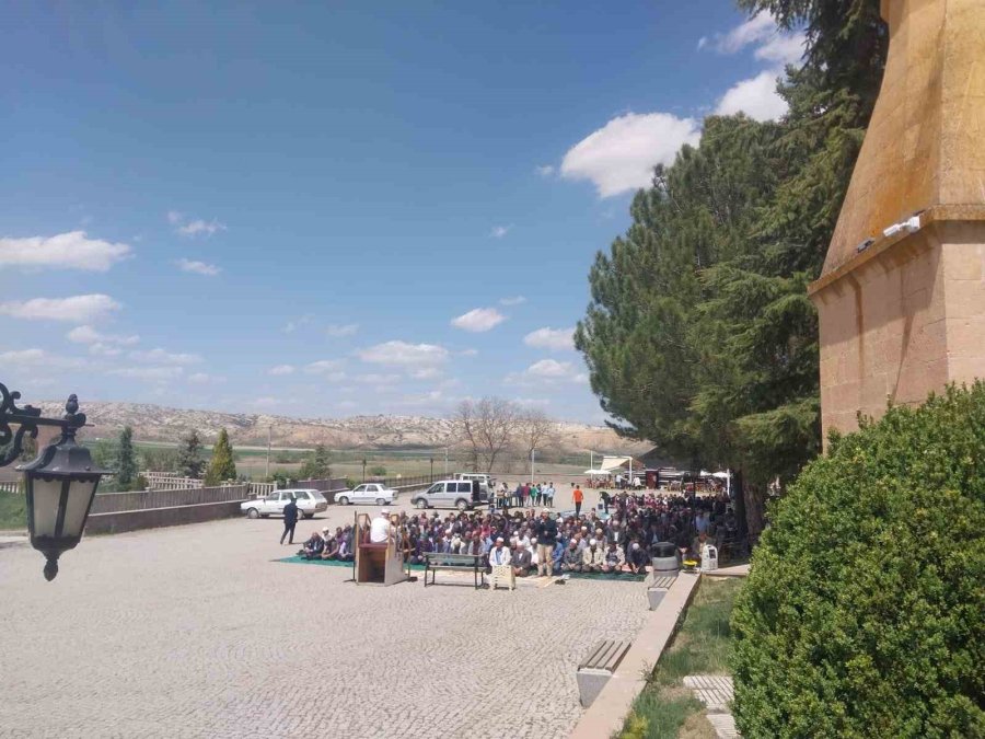 Yunus Emre’nin Kabri Başında Eller ‘yağmur’ Diye Duaya Açıldı