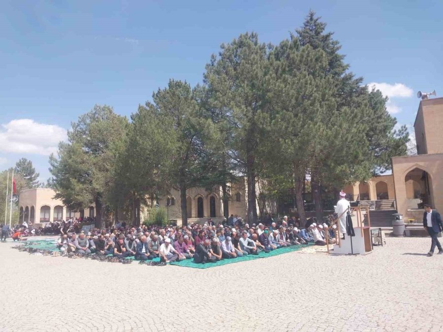 Yunus Emre’nin Kabri Başında Eller ‘yağmur’ Diye Duaya Açıldı