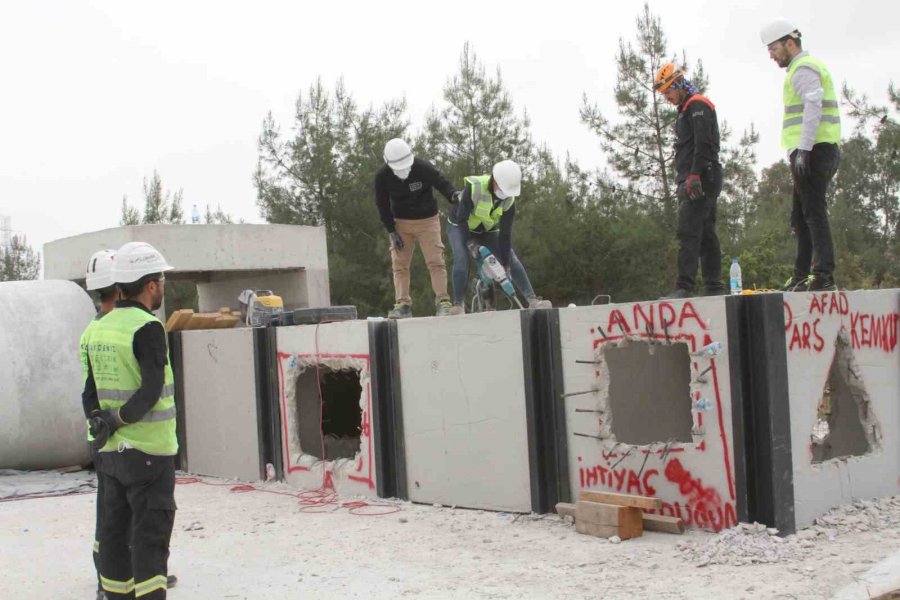 Afad, Antalya’da Oluşturulan Temsili Enkaz Alanında Gönüllü Arama Kurtarma Ekibi Yetiştiriyor