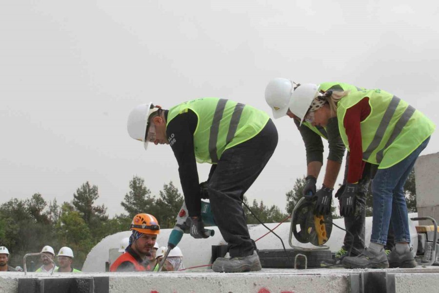 Afad, Antalya’da Oluşturulan Temsili Enkaz Alanında Gönüllü Arama Kurtarma Ekibi Yetiştiriyor