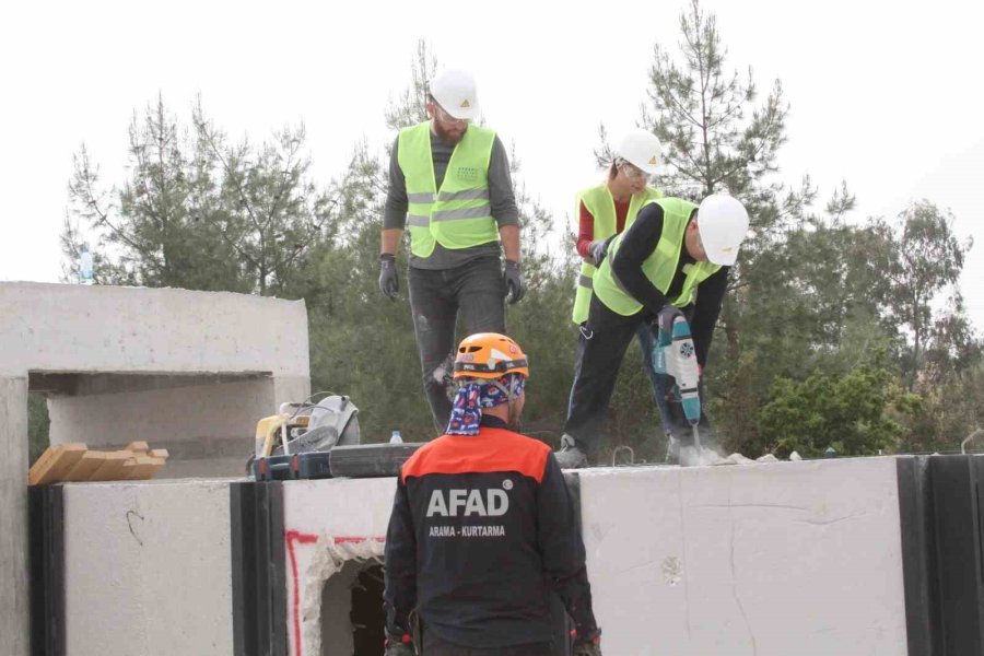 Afad, Antalya’da Oluşturulan Temsili Enkaz Alanında Gönüllü Arama Kurtarma Ekibi Yetiştiriyor