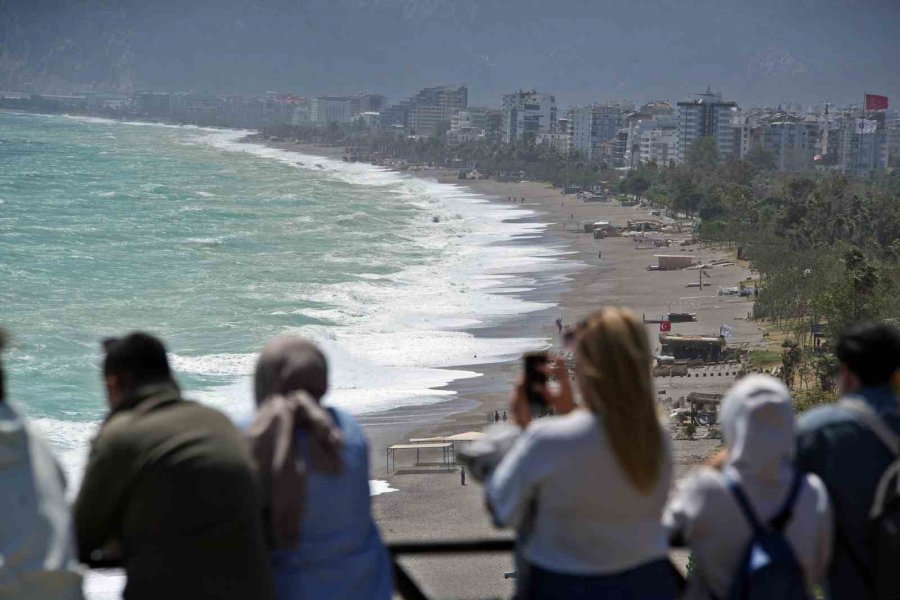 Antalya’da Dev Dalgaların Arasında Can Pazarı