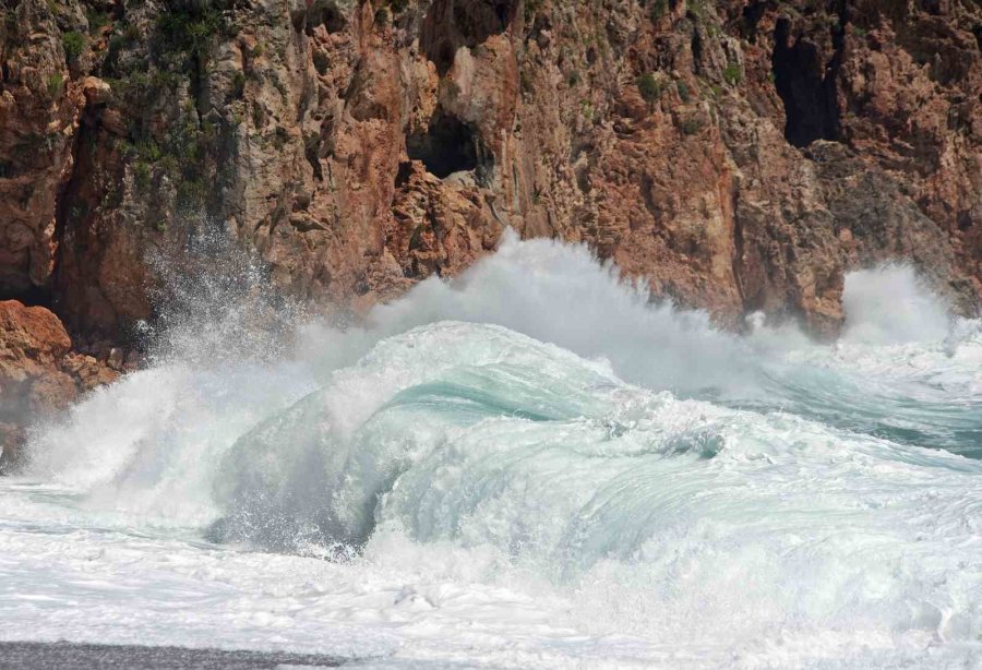 Antalya’da Dev Dalgaların Arasında Can Pazarı