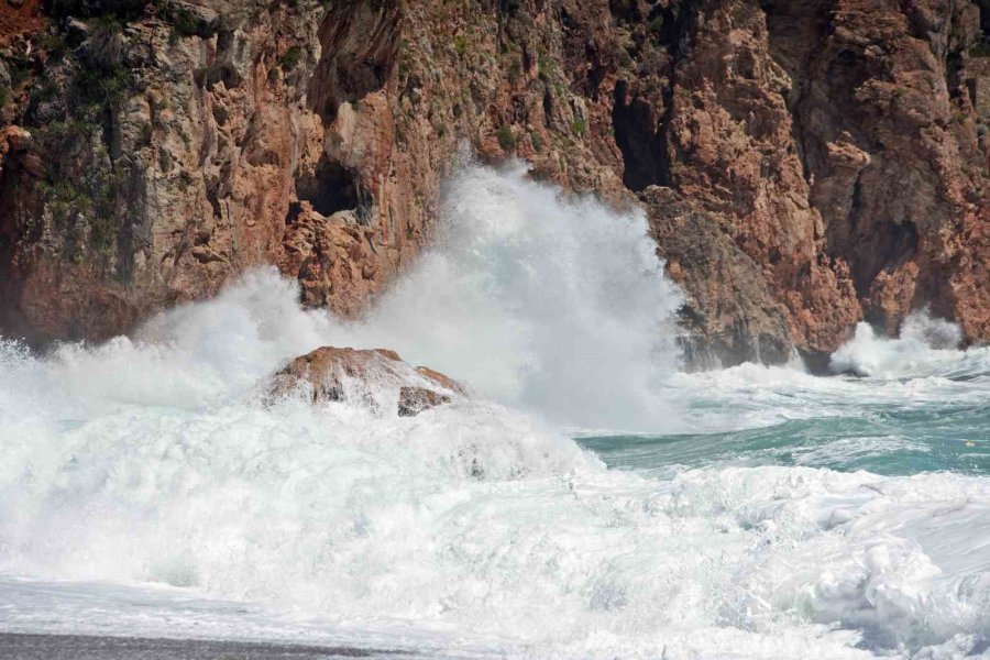 Antalya’da Dev Dalgaların Arasında Can Pazarı