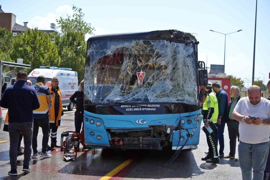 Halk Otobüsü Kırmızı Işıkta Bekleyen Araçlara Daldı: 7 Araç Birbirine Girdi, 8 Yaralı