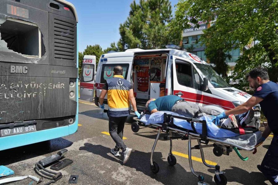 Halk Otobüsü Kırmızı Işıkta Bekleyen Araçlara Daldı: 7 Araç Birbirine Girdi, 8 Yaralı