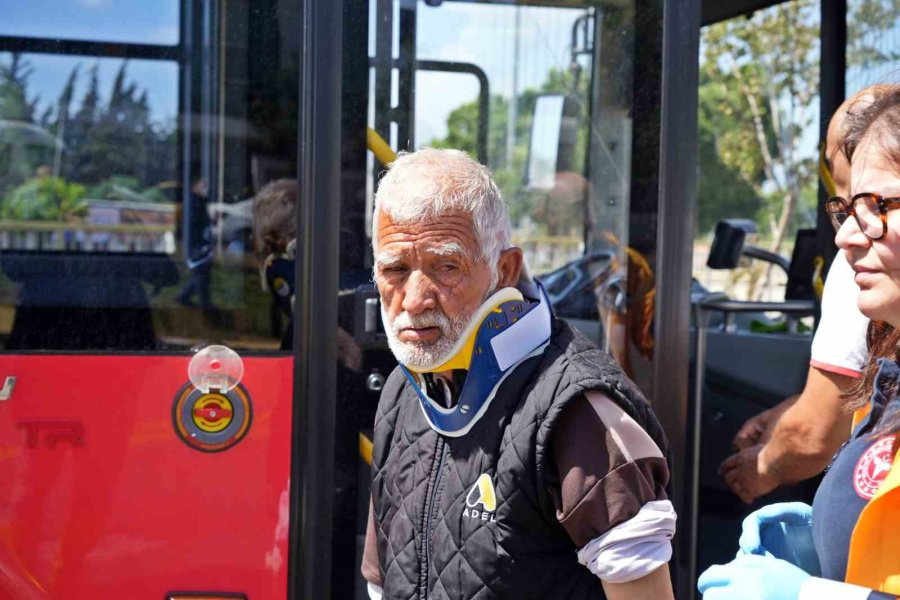 Halk Otobüsü Kırmızı Işıkta Bekleyen Araçlara Daldı: 7 Araç Birbirine Girdi, 8 Yaralı
