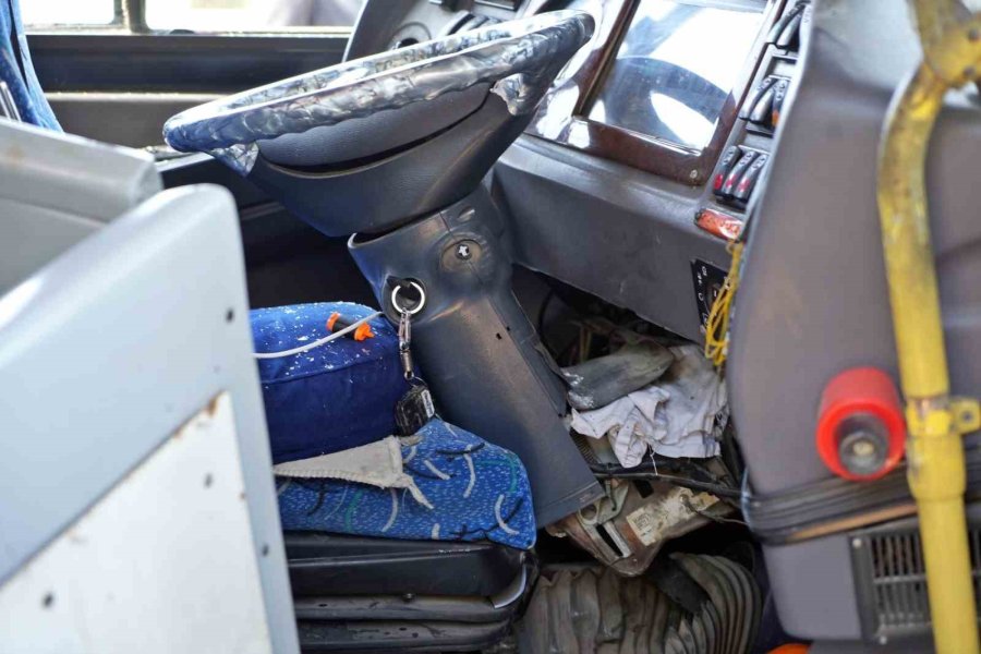 Halk Otobüsü Kırmızı Işıkta Bekleyen Araçlara Daldı: 7 Araç Birbirine Girdi, 8 Yaralı