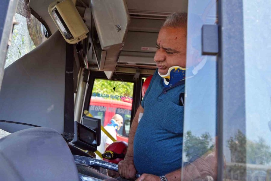 Halk Otobüsü Kırmızı Işıkta Bekleyen Araçlara Daldı: 7 Araç Birbirine Girdi, 8 Yaralı