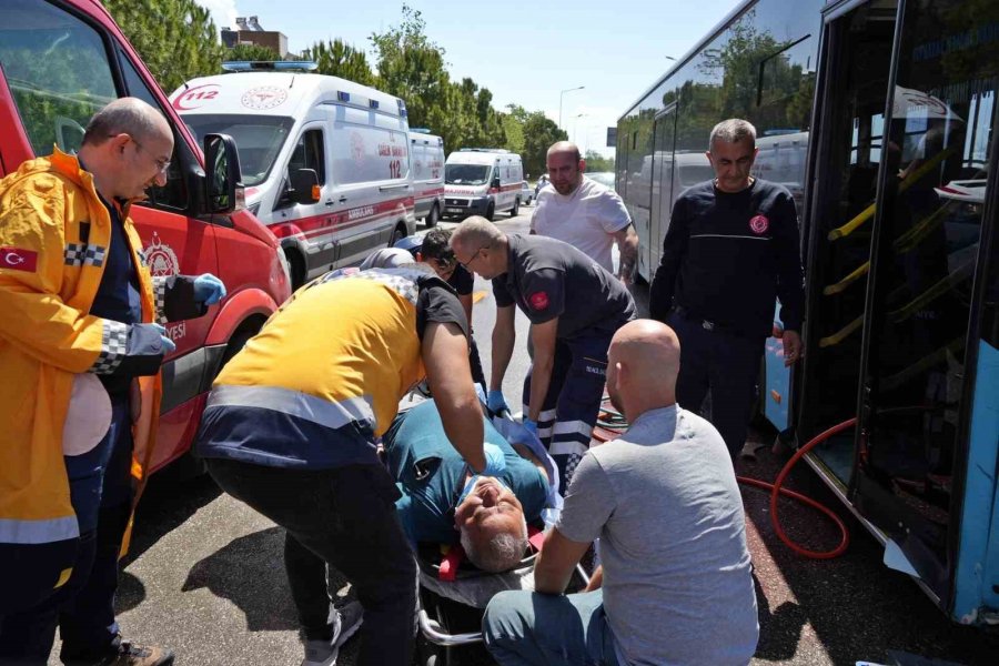 Halk Otobüsü Kırmızı Işıkta Bekleyen Araçlara Daldı: 7 Araç Birbirine Girdi, 8 Yaralı