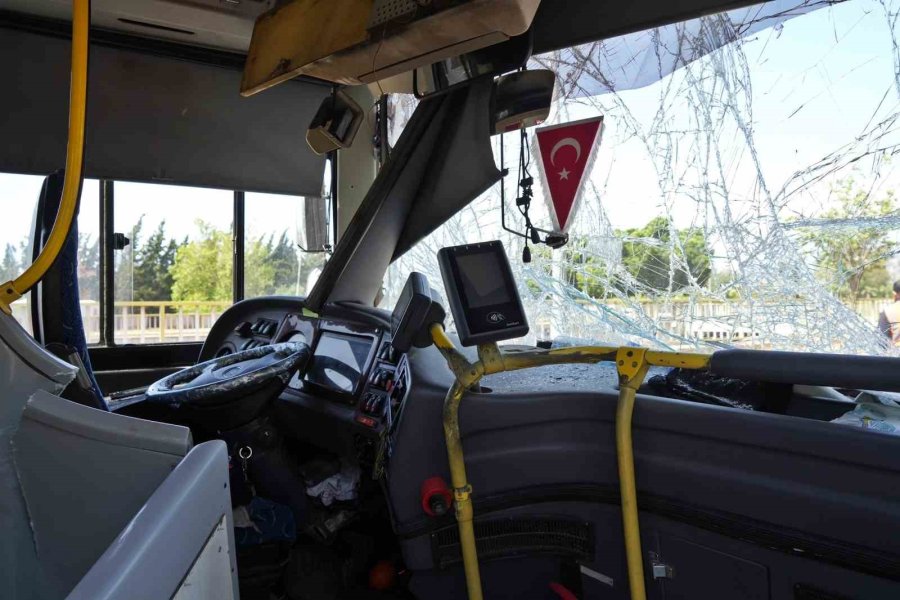 Halk Otobüsü Kırmızı Işıkta Bekleyen Araçlara Daldı: 7 Araç Birbirine Girdi, 8 Yaralı