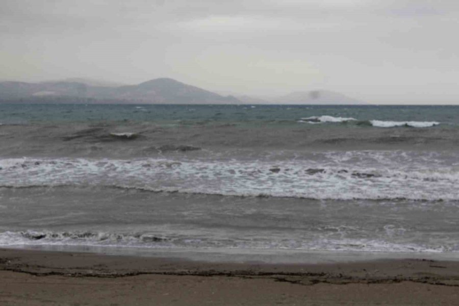 Alanya Sahilinde Şiddetli Rüzgar Denizde Dalgalar Oluşturdu
