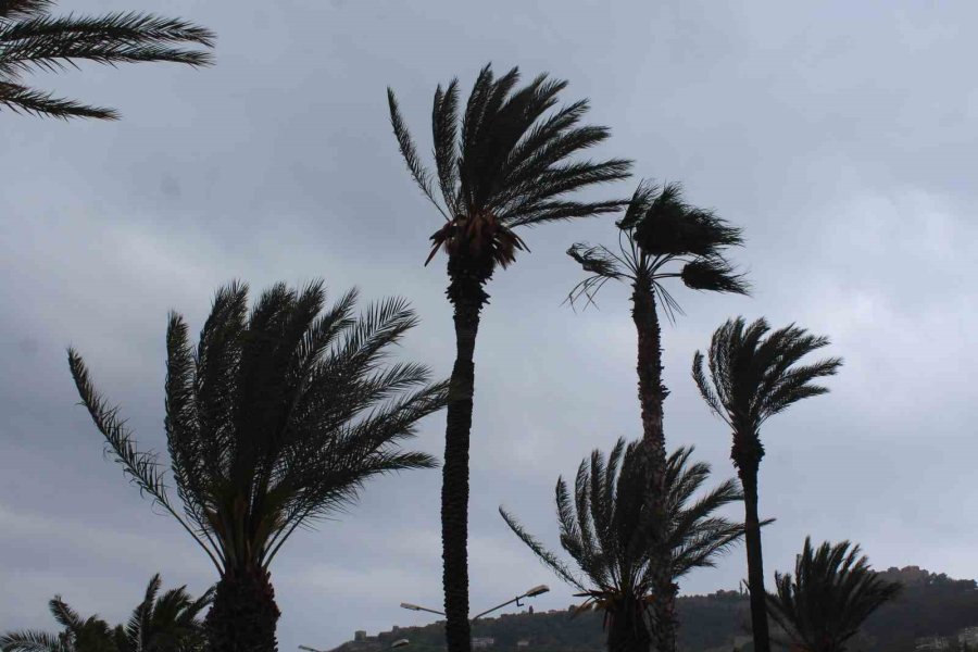 Alanya Sahilinde Şiddetli Rüzgar Denizde Dalgalar Oluşturdu