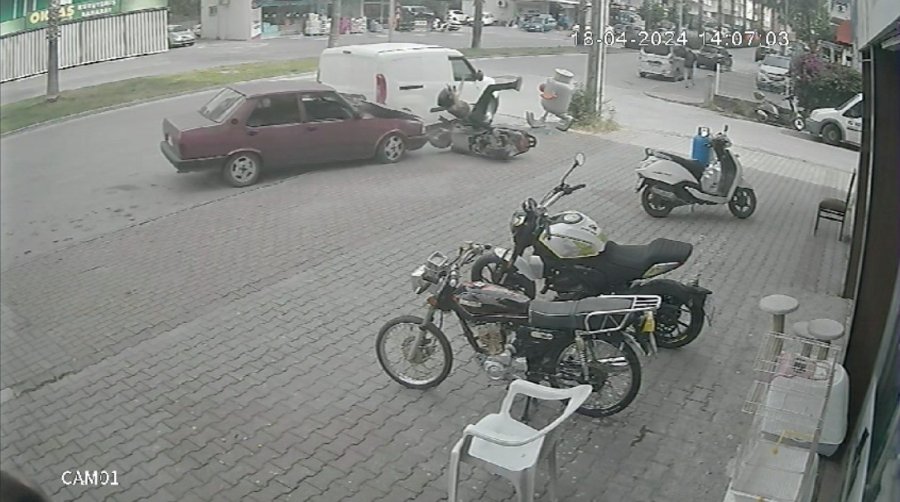 Park Halindeki Motosiklet Sürücüsüne Çarpıp Metrelerce Savurdu