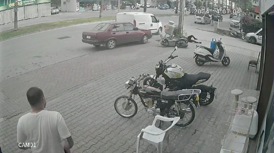 Park Halindeki Motosiklet Sürücüsüne Çarpıp Metrelerce Savurdu