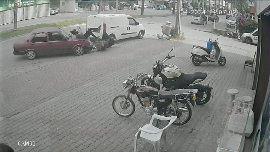 Park Halindeki Motosiklet Sürücüsüne Çarpıp Metrelerce Savurdu