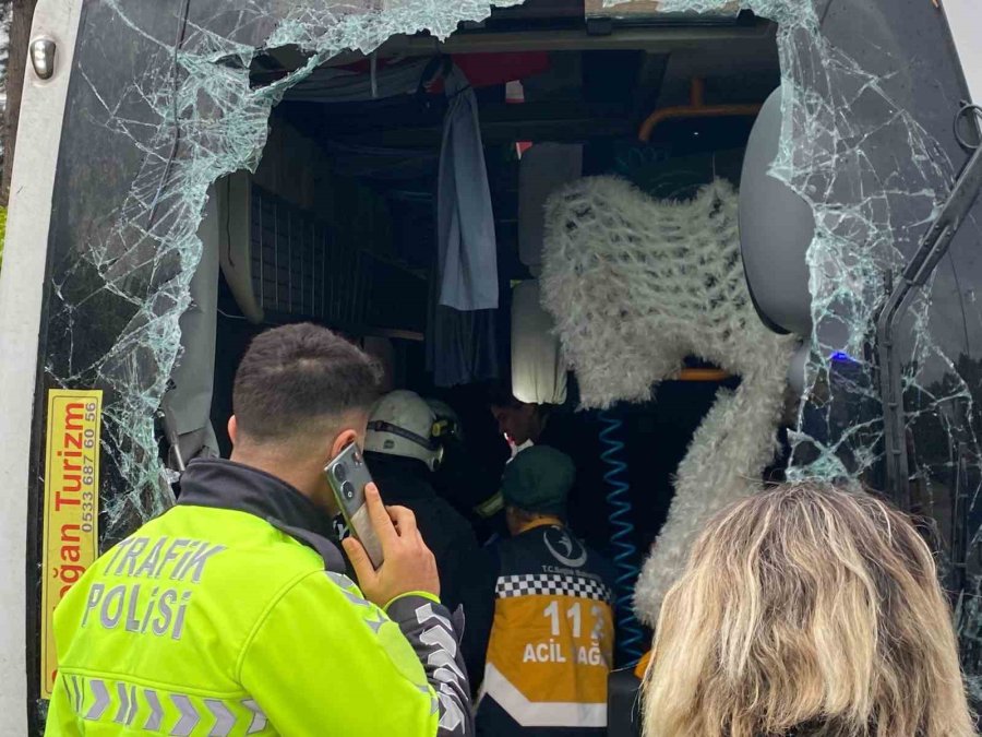 Antalya’da Otel Servis Aracı Devrildi: 19 Yaralı