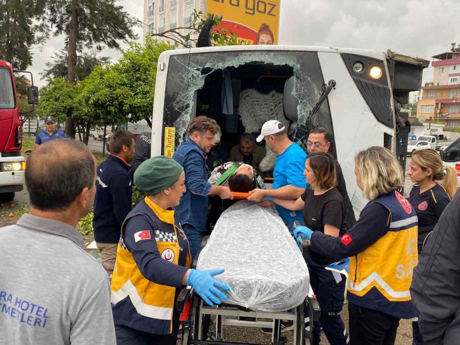 Antalya’da Otel Servis Aracı Devrildi: 19 Yaralı