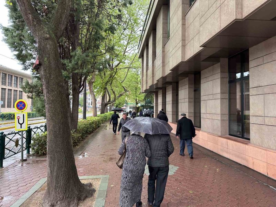 Yağmura Hazırlıksız Yakalanan Vatandaşlar Korunacak Yer Aradı