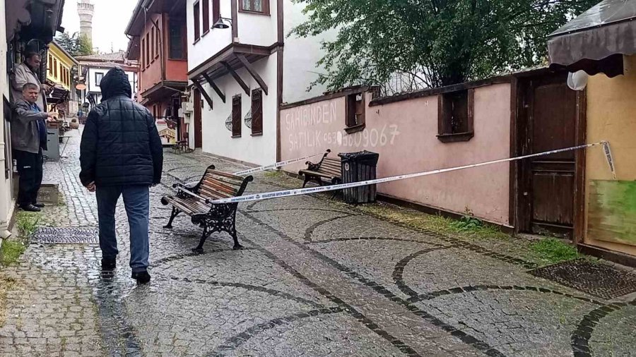 Kuvvetli Rüzgar Ve Fırtına Binanın Straforlarını Uçurdu