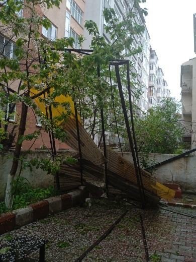 Kuvvetli Fırtınaya Direnemeyen Çardak Yerle Bir Oldu