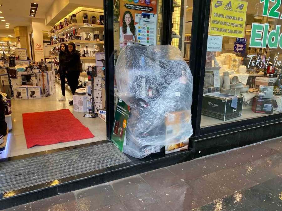 Yağan Yağmura Esnaftan Brandalı Çözüm