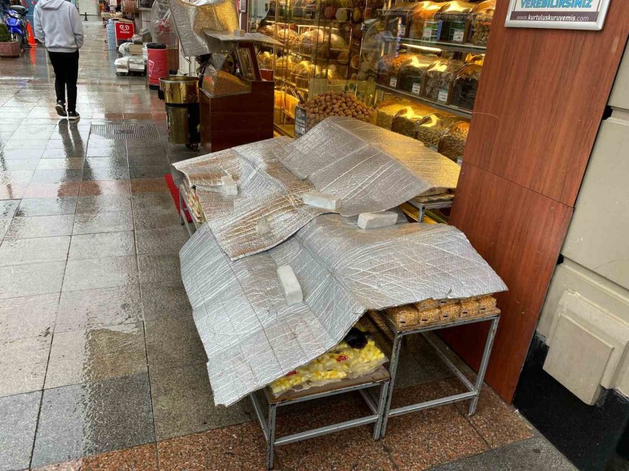 Yağan Yağmura Esnaftan Brandalı Çözüm