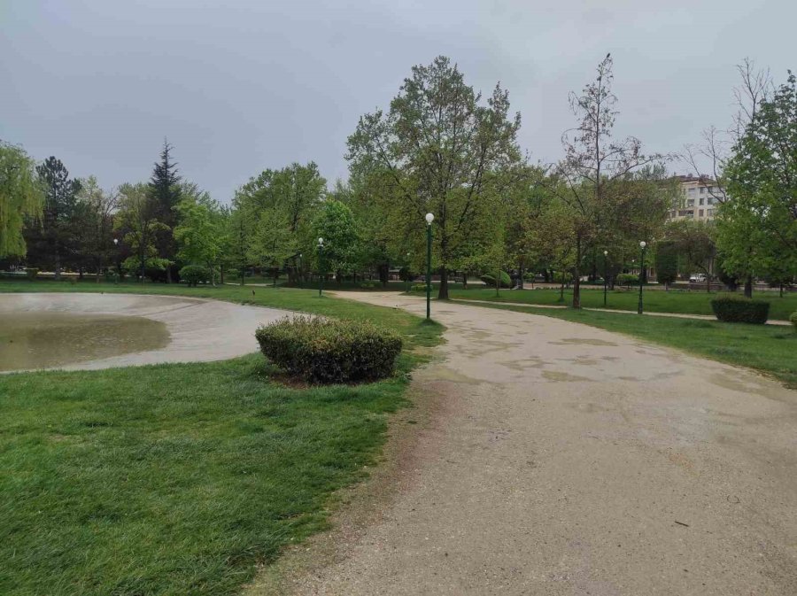 Yağmur, Vatandaşların Hafta Sonu Gezisine Engel Oldu