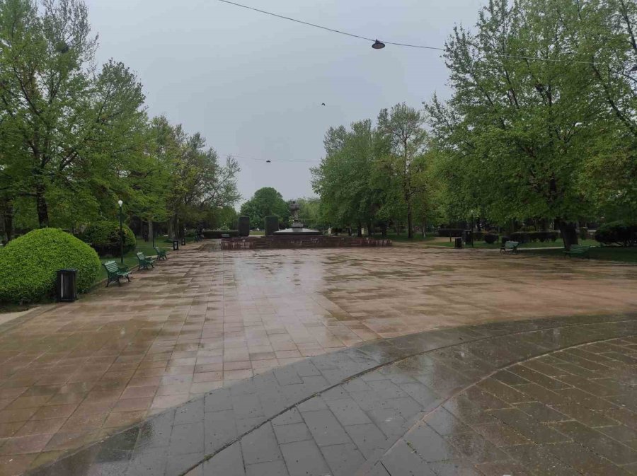 Yağmur, Vatandaşların Hafta Sonu Gezisine Engel Oldu