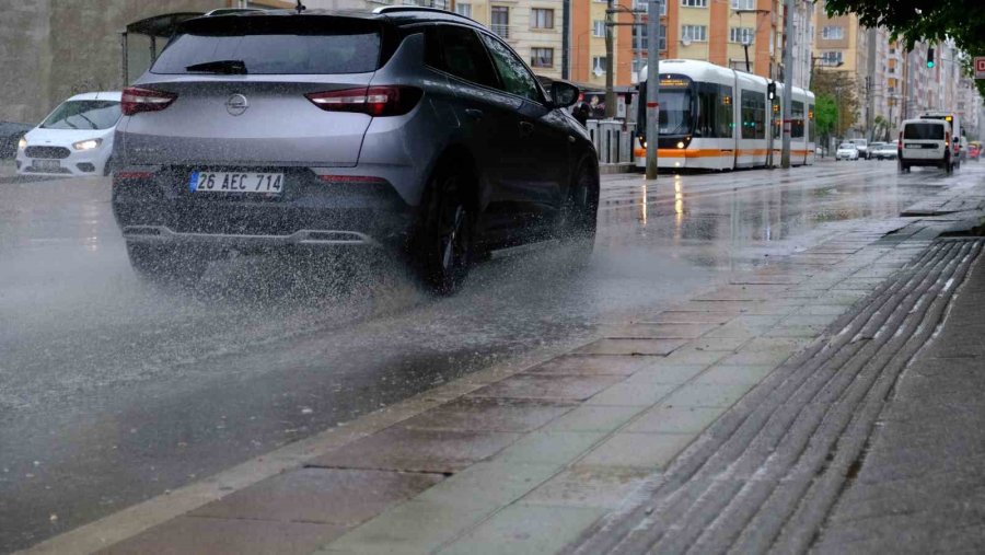 Yağmur, Vatandaşların Hafta Sonu Gezisine Engel Oldu