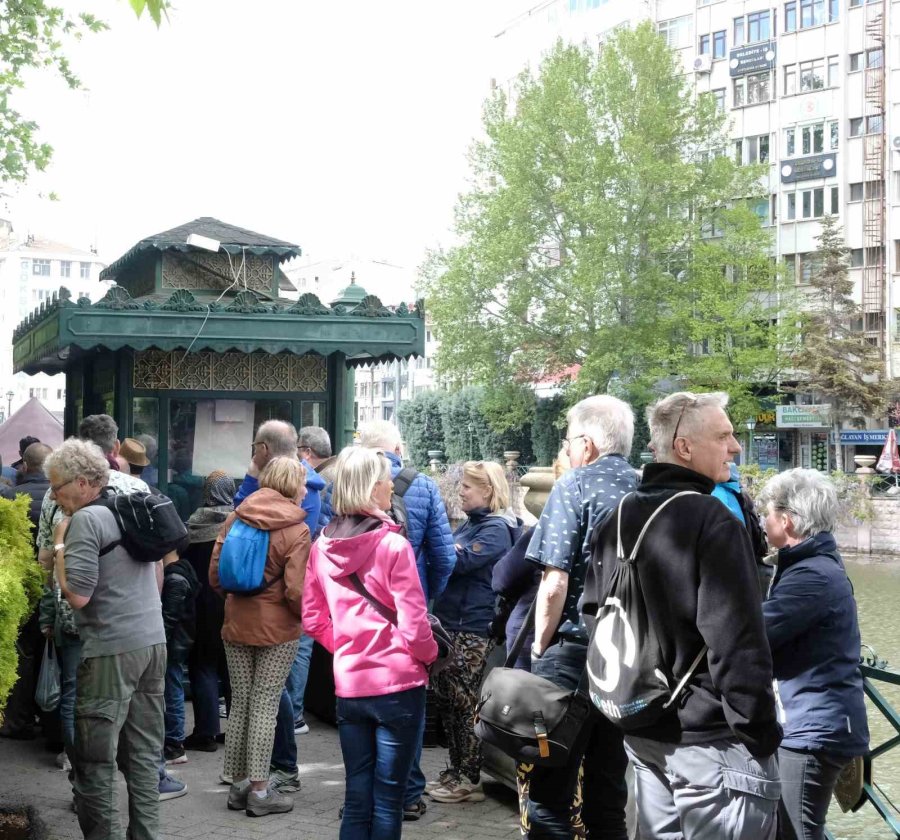 Yağmurlu Ve Rüzgarlı Havaya Rağmen Gondol Sırası Oluşturdular