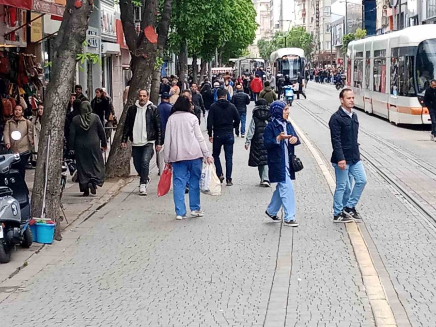 Kuvvetli Rüzgar Ve Yağış Çarşıdaki Yoğunluğa Engel Olmadı