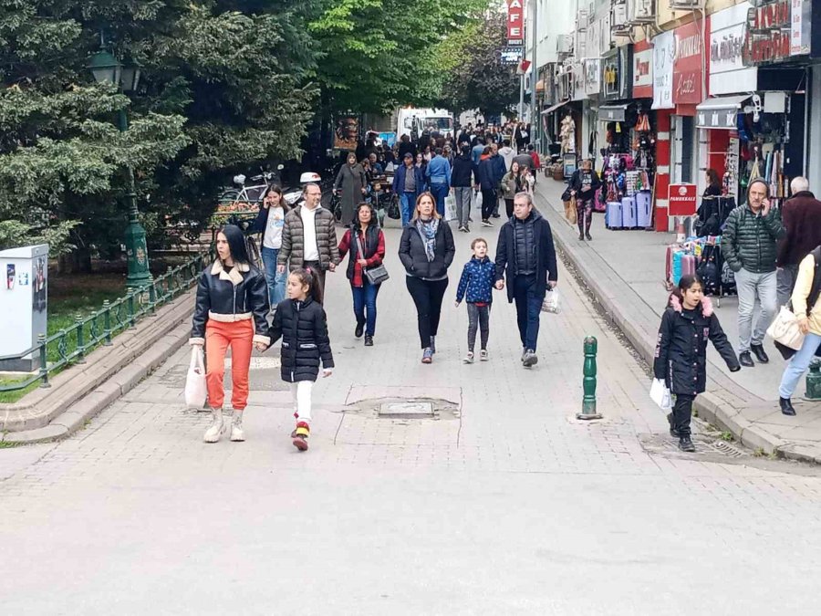 Kuvvetli Rüzgar Ve Yağış Çarşıdaki Yoğunluğa Engel Olmadı