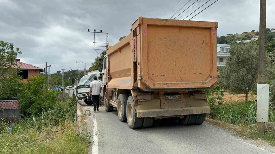 Kamyonetle Kamyon Kafa Kafaya Çarpıştı: 1 Yaralı
