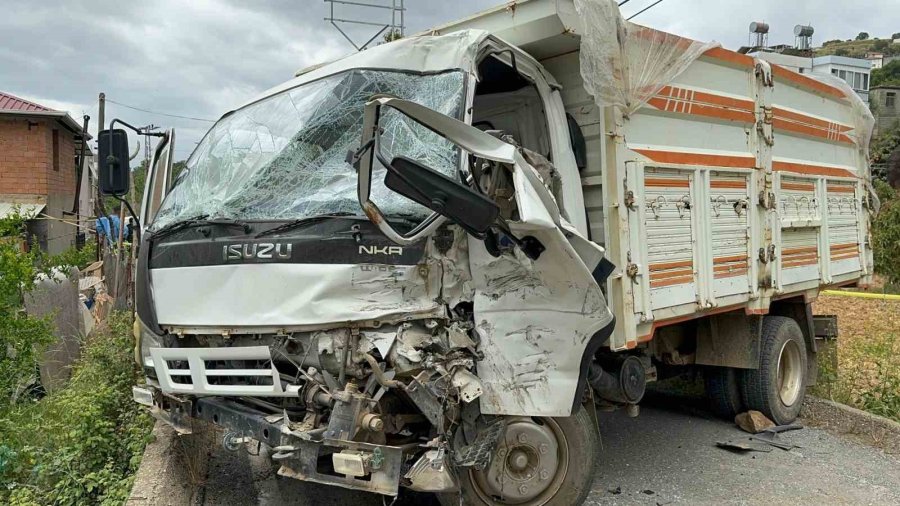 Kamyonetle Kamyon Kafa Kafaya Çarpıştı: 1 Yaralı