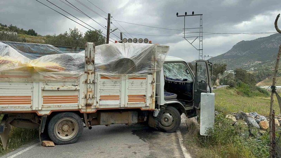 Kamyonetle Kamyon Kafa Kafaya Çarpıştı: 1 Yaralı