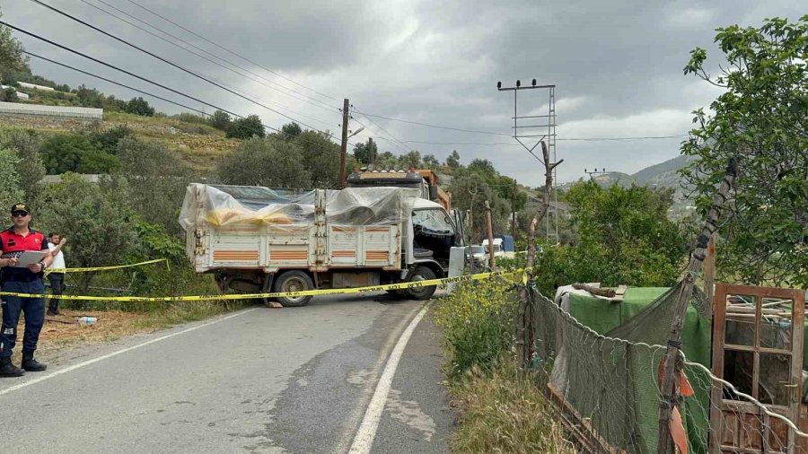 Kamyonetle Kamyon Kafa Kafaya Çarpıştı: 1 Yaralı