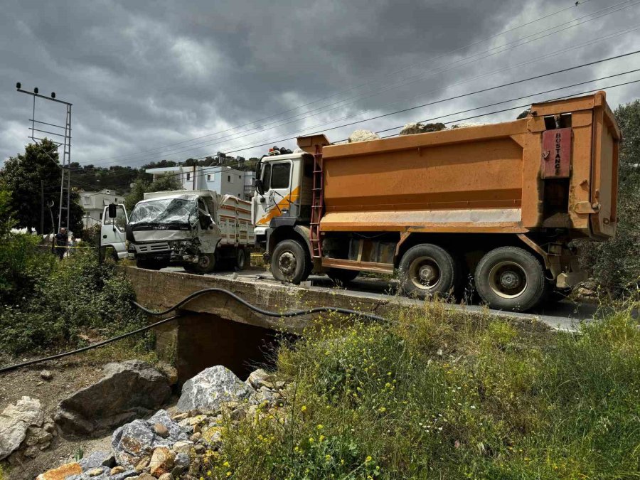 Kamyonetle Kamyon Kafa Kafaya Çarpıştı: 1 Yaralı