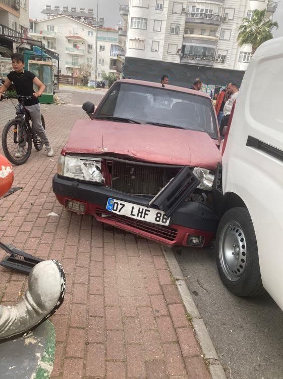 Park Halindeki Motosiklet Sürücüsüne Çarpıp Metrelerce Savurdu