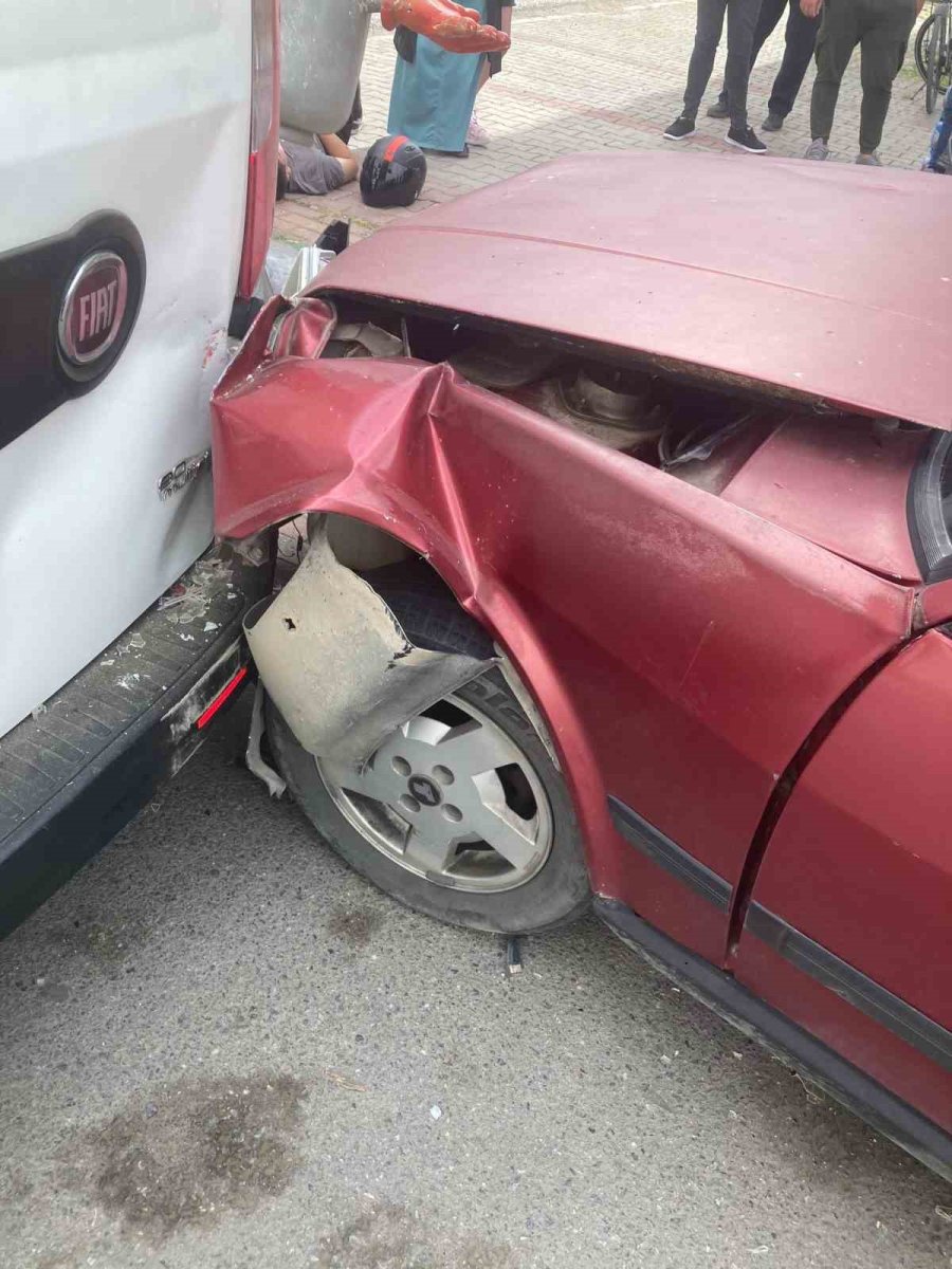 Park Halindeki Motosiklet Sürücüsüne Çarpıp Metrelerce Savurdu