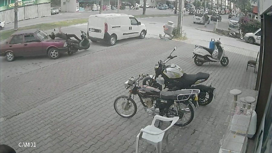 Park Halindeki Motosiklet Sürücüsüne Çarpıp Metrelerce Savurdu
