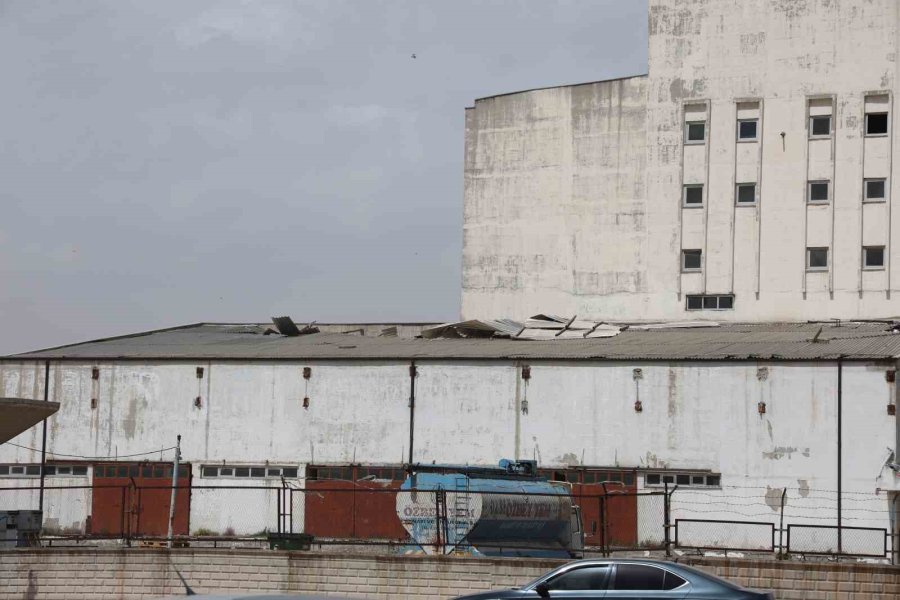Konya’da Fırtına Çatıları Uçurdu, Ağaçları Devirdi